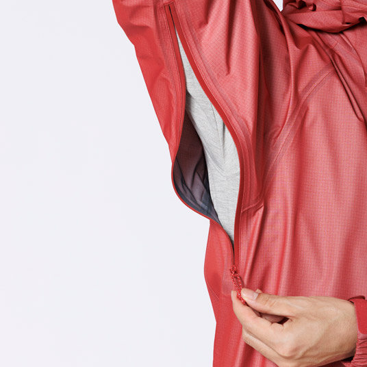 衣服内の蒸れを素早く排出するピットジップを装備。