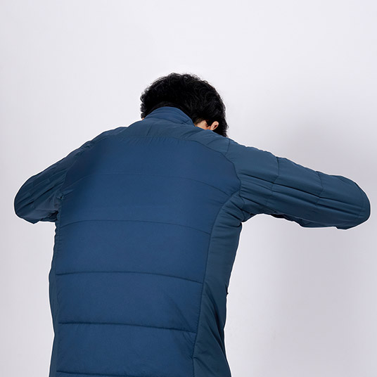 ストレッチ性があり、激しい動きにもスムーズに追随。