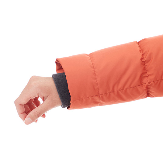 袖口からの寒気の侵入を防ぐ2枚袖構造