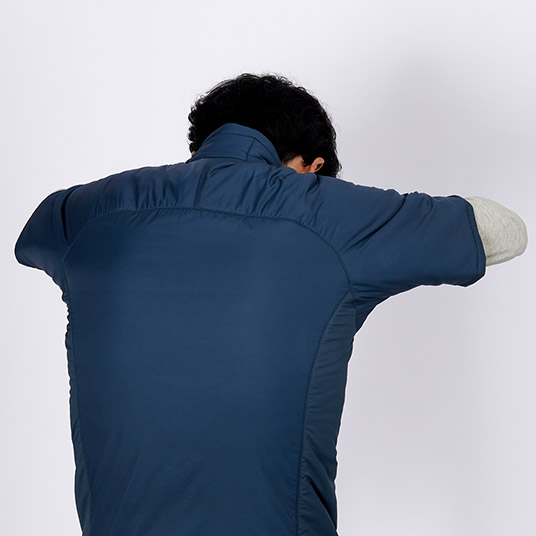 ストレッチ性があり、激しい動きにもスムーズに追随。