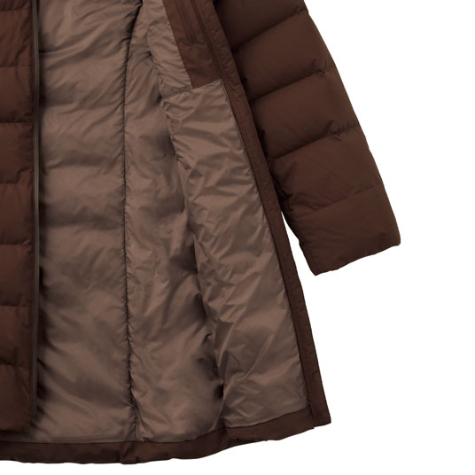 ダウンをたっぷりと封入し、身頃は裏地を追加した三枚差し構造です