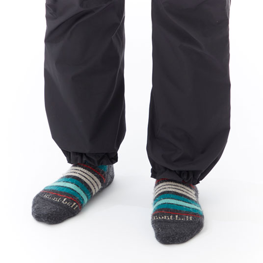 すそに通したゴムで、すそのばたつきを抑えたり、丈調整が可能