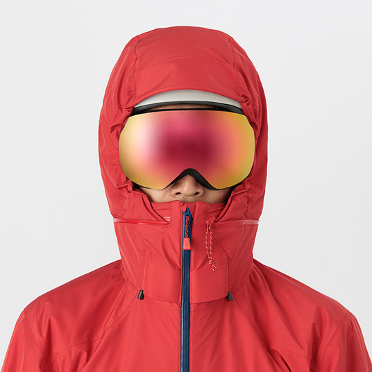 ヘルメットの着用の有無に関わらず、高いフィット感が得られる立体フードパターン。
