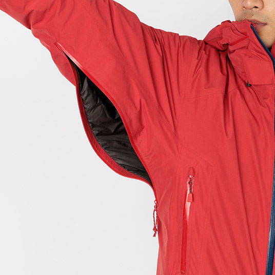 衣服内の蒸れを素早く排出するピットジップを装備。