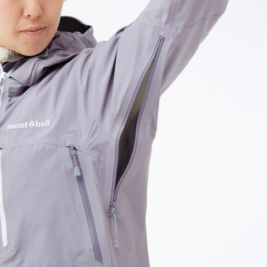 衣服内の蒸れを素早く排出するピットジップを装備。