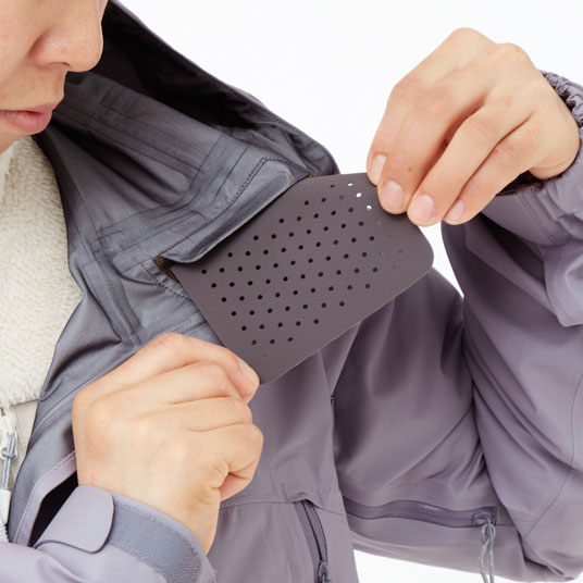 襟内側の直接肌に触れる口元のパーツは取り外して洗濯が可能。
