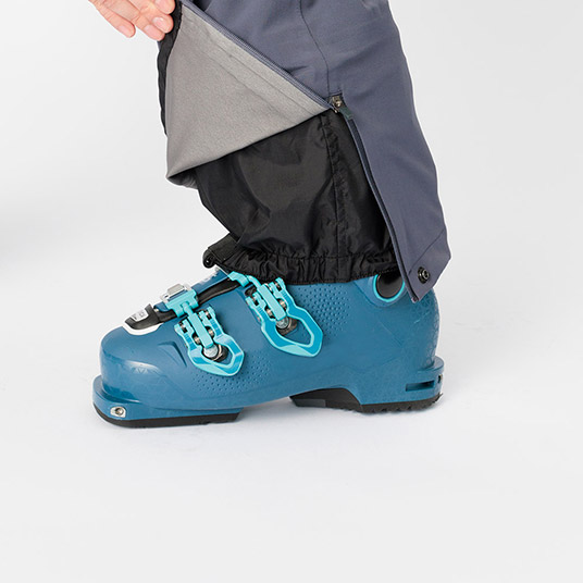 登山用ブーツやスキーブーツの着脱が容易なジッパー。