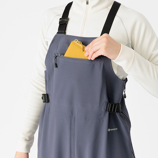 小物などが入れられるジッパー付きビブポケット