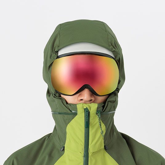 ヘルメットの着用の有無に関わらず、高いフィット感が得られる立体フードパターン。