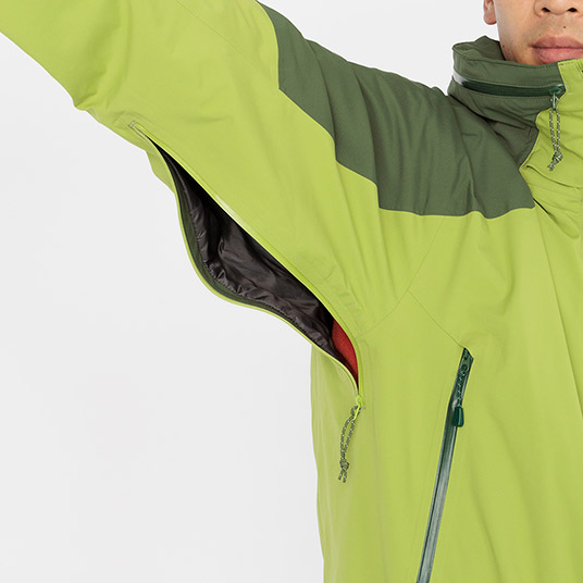 衣服内の蒸れを素早く排出するピットジップを装備。