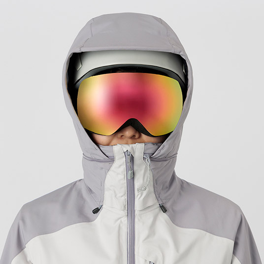 ヘルメットの着用の有無に関わらず、高いフィット感が得られる立体フードパターン。