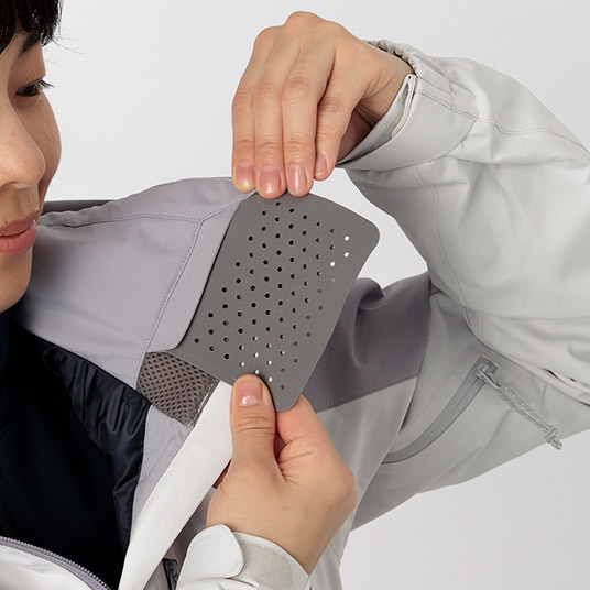 襟内側の直接肌に触れる口元のパーツは取り外して洗濯が可能。
