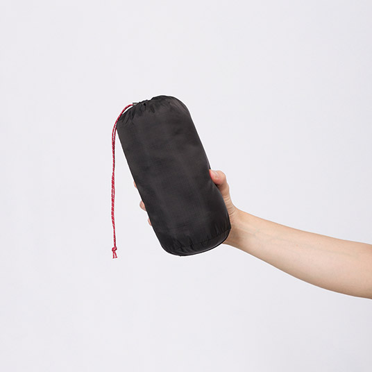 専用スタッフバッグ付きでコンパクトに収納できます。