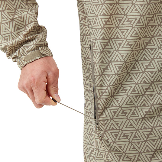 ドローコードで裾のフィット感を簡単に調節可能。