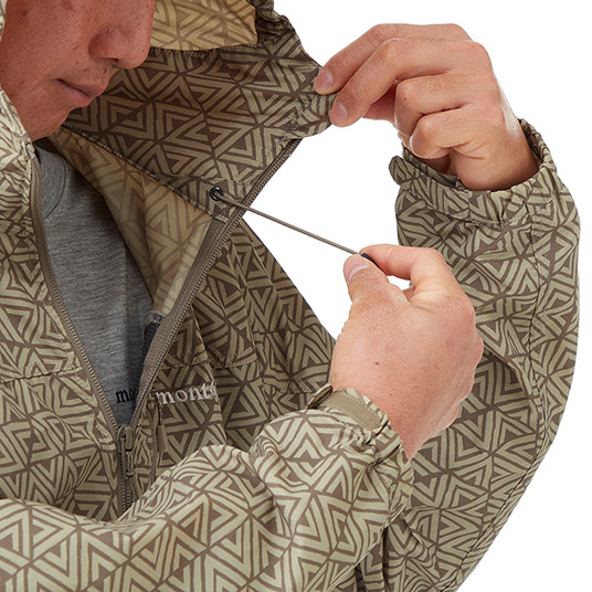 フードの顔周囲をドローコードで調節可能。