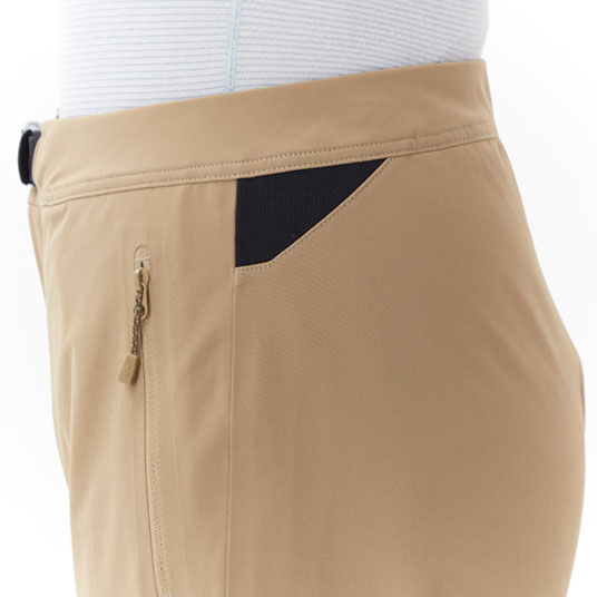 効果的に熱気を排出するベンチレーションをウエスト背面に設けています