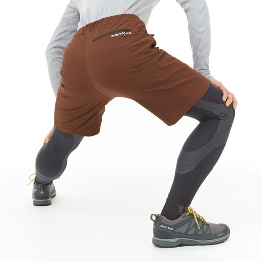 登山やトレッキングに適した、横または縦方向へのストレッチ性を備えています。