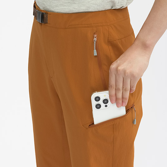 スマートフォンなどが入れられるジッパー付きのポケット。