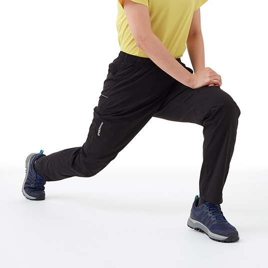 登山やトレッキングに適した、横または縦方向へのストレッチ性を備えています。