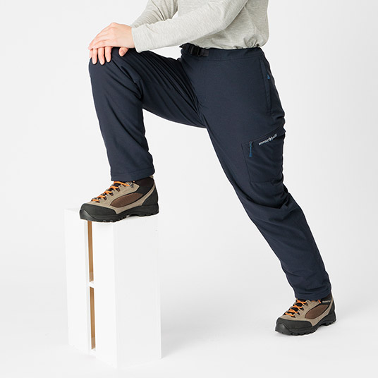 登山やトレッキングに適した、横または縦方向へのストレッチ性を備えています。
