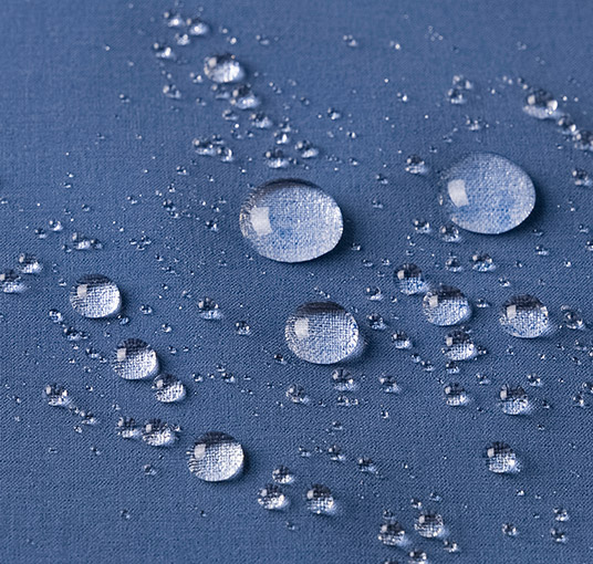 ひざ下から裾まわりは防水生地を使用