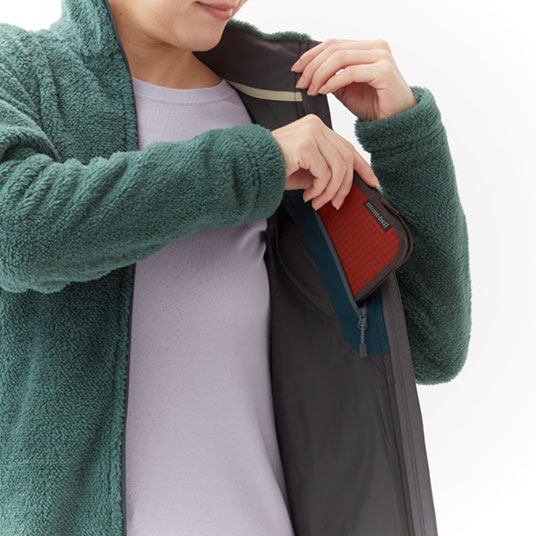 小物が入れられるジッパー付きの内ポケット。
