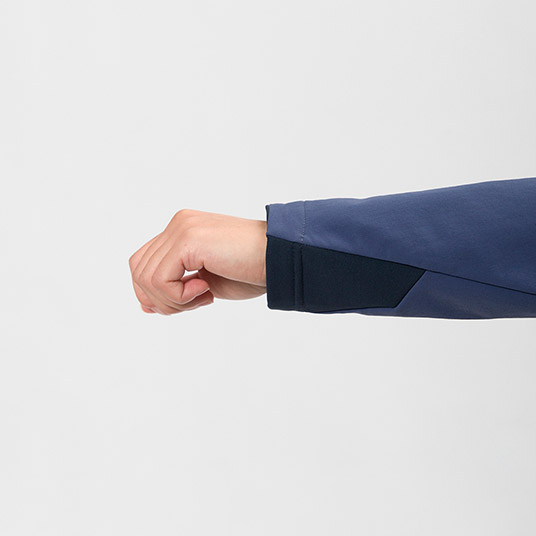 袖口にはストレッチ素材を配置し、フィット感を損なわずに運動性を高めています。