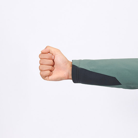 袖口にはストレッチ素材を配置し、フィット感を損なわずに運動性を高めています。
