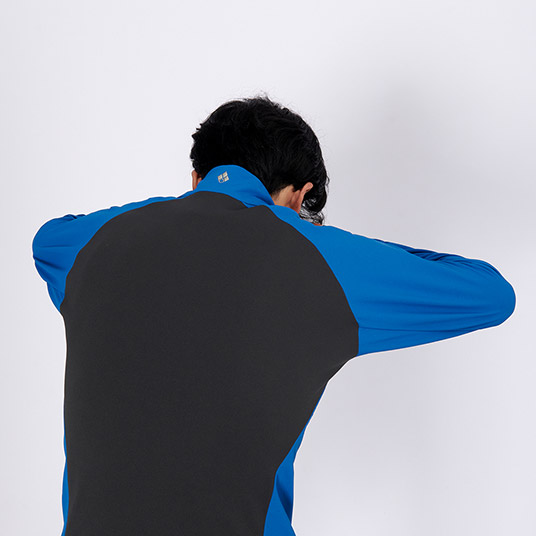 ストレッチ性があり、激しい動きにもスムーズに追随。