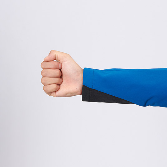 袖口にはストレッチ素材を配置し、フィット感を損なわずに運動性を高めています。