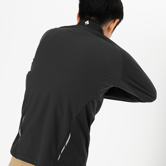 縦・横方向へのストレッチ性を持つ素材を使用。激しいアクティビティにも対応｡