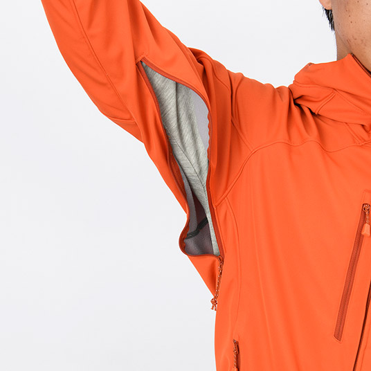 衣服内の蒸れを素早く排出するピットジップを装備。
