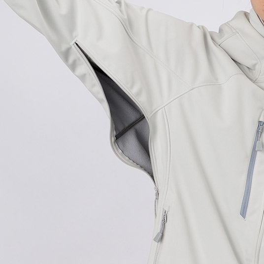 衣服内の蒸れを素早く排出するピットジップを装備。