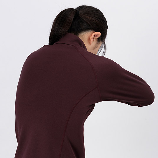 縦・横方向へのストレッチ性を持つ素材を使用。激しいアクティビティにも対応｡