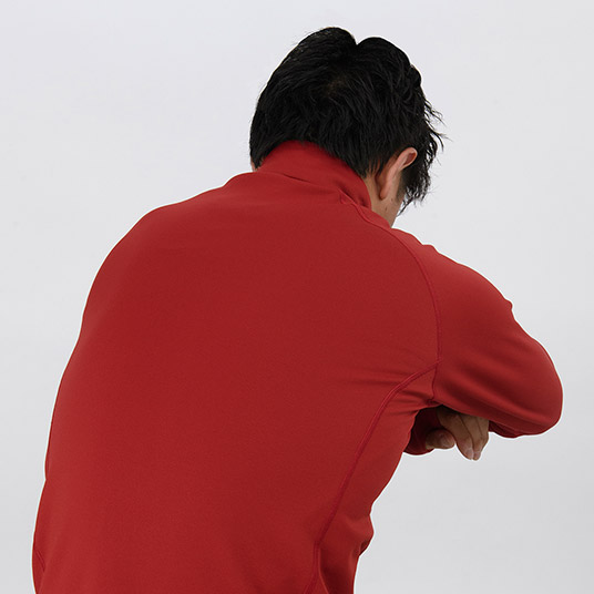 縦・横方向へのストレッチ性を持つ素材を使用。激しいアクティビティにも対応｡
