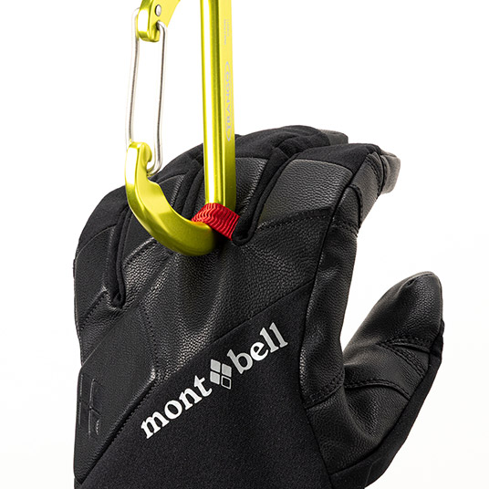 中指にカラビナループを設けています。袖口を下にして吊るせるため雪が入り込みにくく、グローブの素早い脱着にも役立ちます。