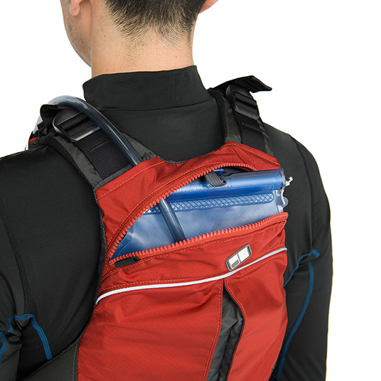 背面ポケットにはトレールウォーターパック（別売・2.0Lまで対応）を装着可能