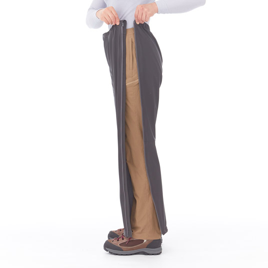 サイドを全開にすることができ、登山靴を履いたままでも容易にパンツの着脱が行えます。