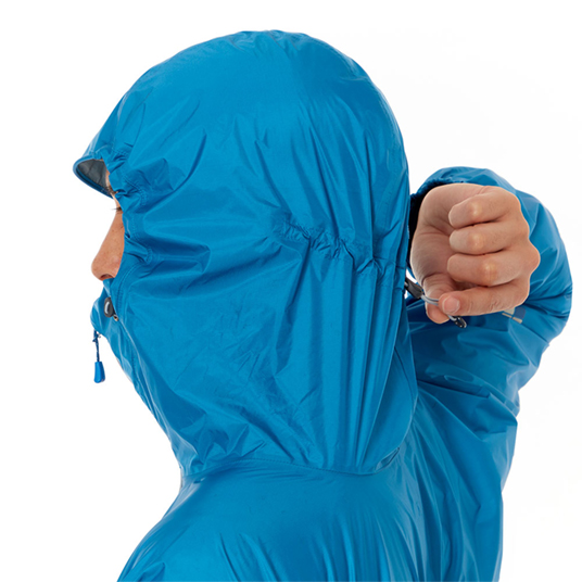 前後のドローコードで顔の周囲と奥行きの調整が可能