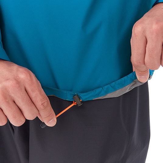 両裾のドローコードを引くだけで、裾のフィット感の調節が可能