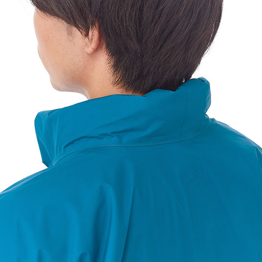 フードを使わない時は、襟裏のループとベルクロでまとめることが可能