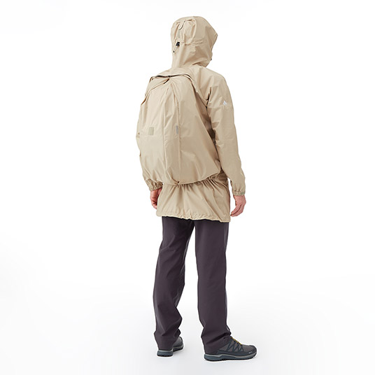 20Lのデイパックを背負ったまま着用した状態