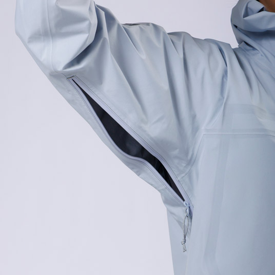 衣服内の蒸れを素早く排出するピットジップを装備。