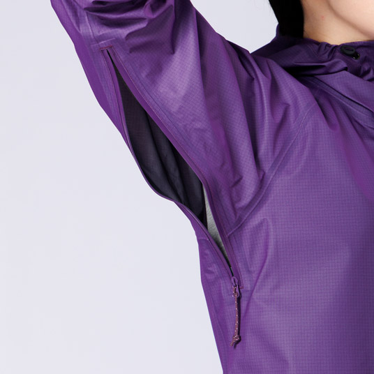 衣服内の蒸れを素早く排出するピットジップを装備。
