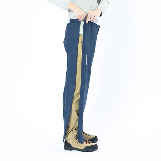 サイドが全開でき、登山靴などを履いたままでもパンツの着脱が簡単に行えます