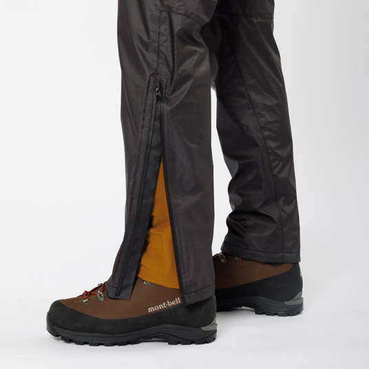 登山用ブーツの着脱が容易なジッパー。