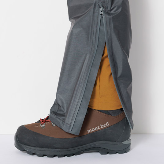 登山用ブーツの着脱が容易なジッパー。