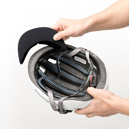 ヘルメットのフロントインナーパッドとヘルメットの間にベルクロで挟み込む仕様