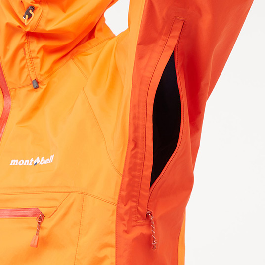 スムースに開閉できるジッパーで、衣服内の蒸れを素早く放出