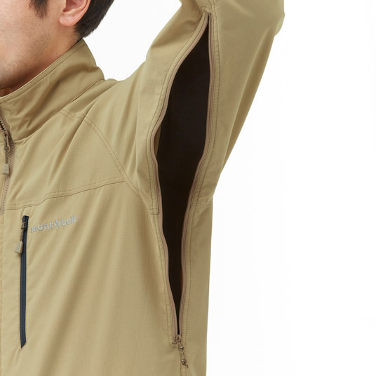 衣服内の蒸れを素早く排出するピットジップを装備。